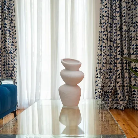 Unique Sunny Post Modern Apartment *