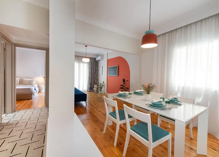 Unique Sunny Post Modern Apartment *
